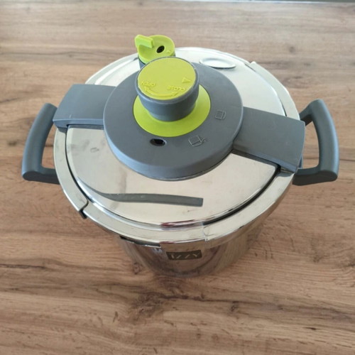 Izzy 8-liter stainless steel pressure cooker