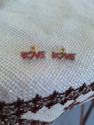 Metal stud earrings love like new, pink