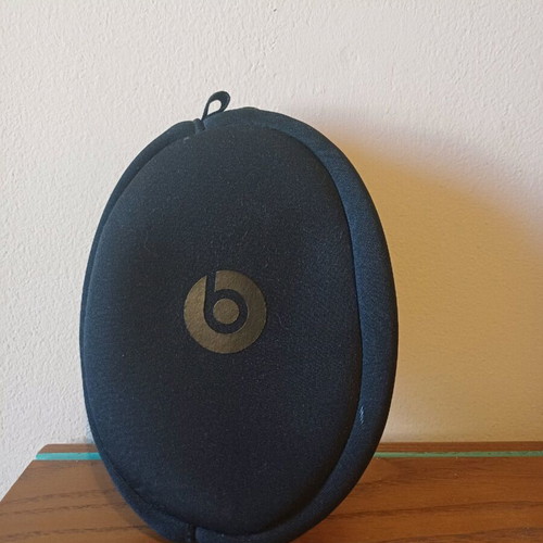 Beats by Dre headphone case like new