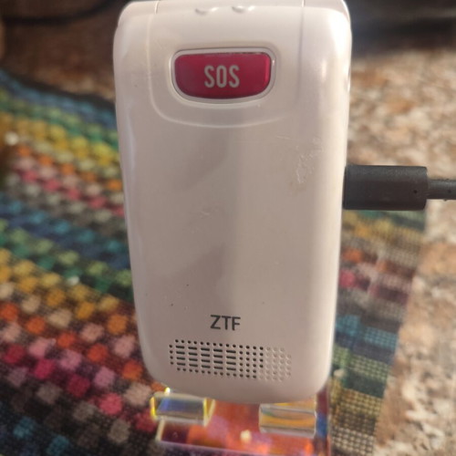 ZTE R340E phone like new, dual SIM, large buttons, white