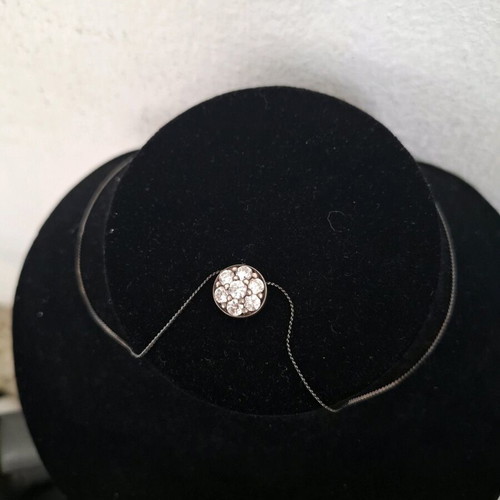 Silver necklace like new in flower shape