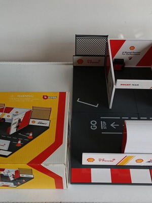 Bburago Ducati Pit-Box Shell V-Power νέο, συναρμολογούμενο σετ με πίστα