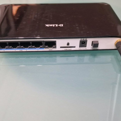 D-Link DWR-921 4G LTE Router like new