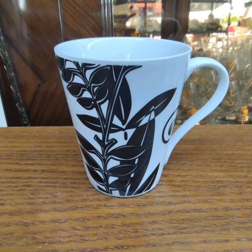 Ceramic mug leaves like new 10x6x9