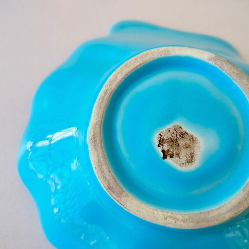 Porcelain decorative bowl shaped like a shell used