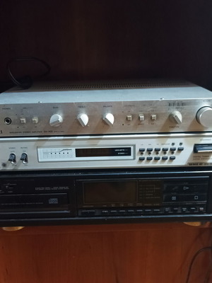 Vintage ηχοσύστημα μεταχειρισμένο με ενισχυτή Sankei, CD player Aiwa, ραδιόφωνο Uher, ηχεία Samsung