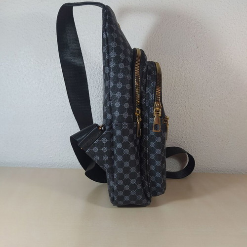 Black shoulder bag with gold details new, stylish and practical