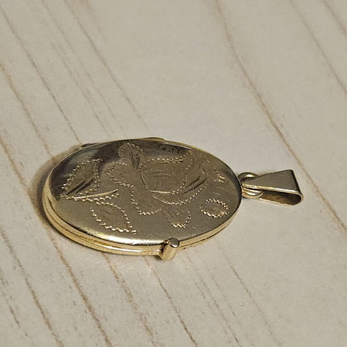 Gold pendant locked 14K like new
