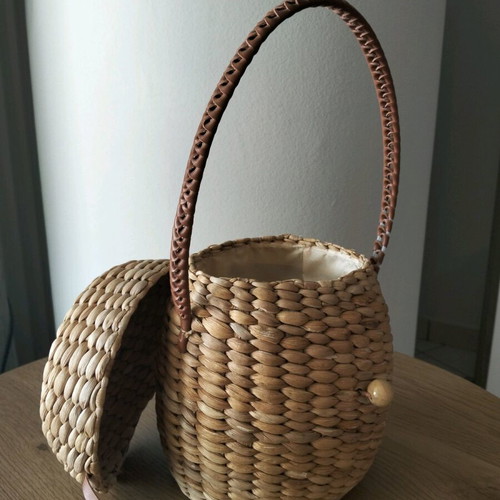 Cozy basket bag from Serifos like new, bamboo with handle and clasp