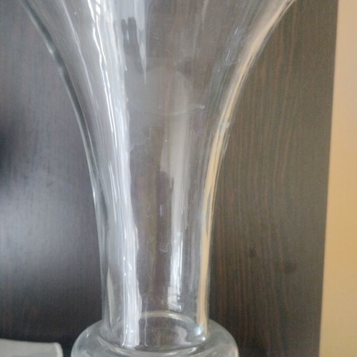 Leonardo glass vase like new with stem base and conical opening