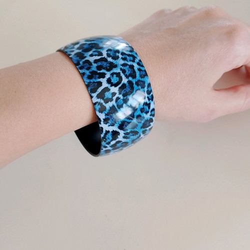 Bracelet used, blue tiger print