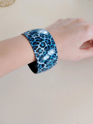 Bracelet used, blue tiger print