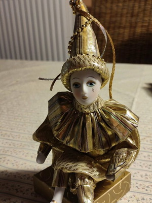 Harlequin doll in gold like new