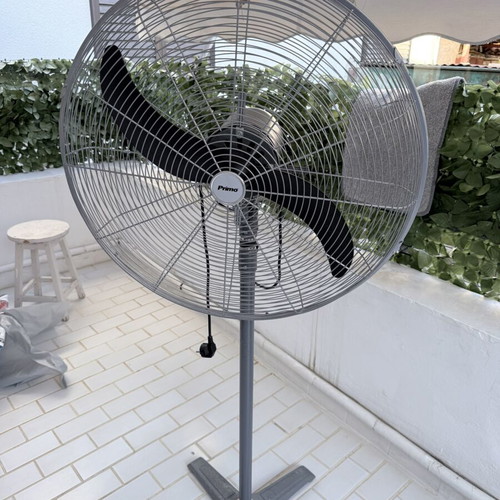 Outdoor fan like new with three speeds, very powerful