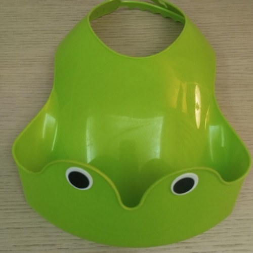 Plastic bib and deep food container with frog design like new
