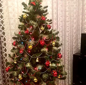 Χριστουγεννιάτικο δέντρο στολισμένο  οπως βλέπεται στην φωτογραφια με 200 λαμπάκια