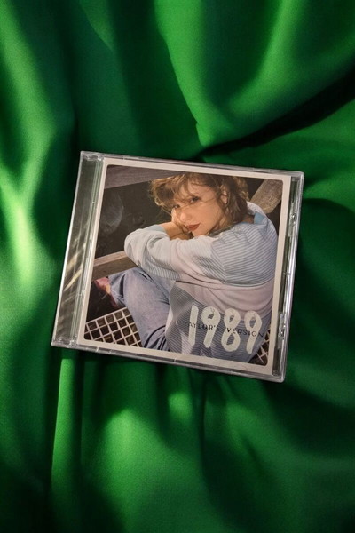 Taylor Swift 1989 tv Cd New Sealed with Polaroids