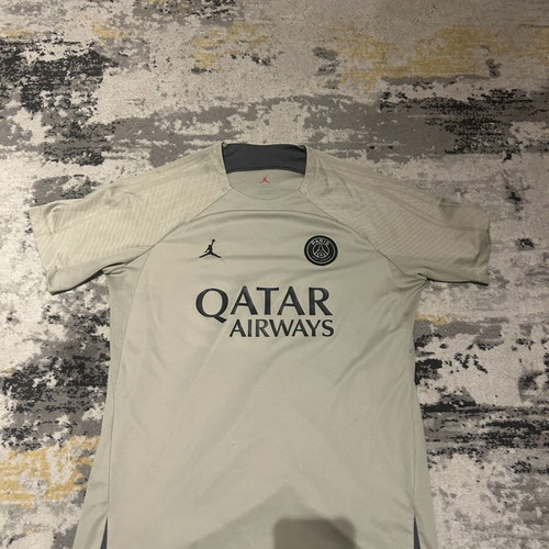 Paris Training Jersey like new, size large