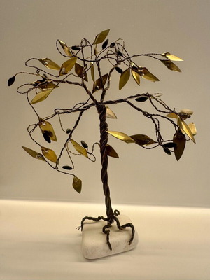 Decorative item with gold olive-shaped leaves like new