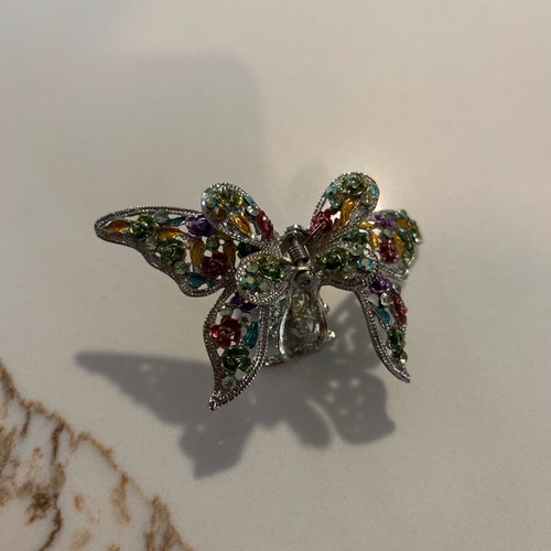 Butterfly-shaped hair clip like new