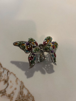 Butterfly-shaped hair clip like new