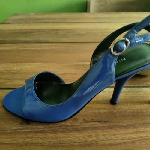 Nine West Πέδιλα σαν καινούργια, μπλε λούστρίνι, τακούνι 9 cm, μέγεθος 35