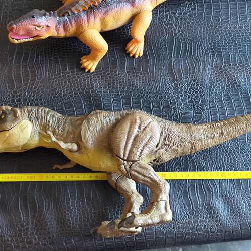 Dinosaur figures like new, pack of 9 large and 30 small to medium