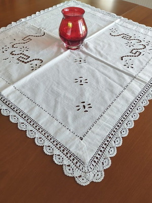 Handmade Richelieu Tablecloth Vintage 1960 like new, 65x70 cm