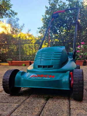 Bosch Rotak 320 Electric Lawn Mower like new, 1200W, 32 cm cut width