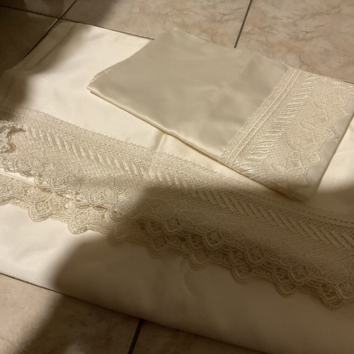 Satin luxury double bed sheets like new, elegant ecru-sugar color