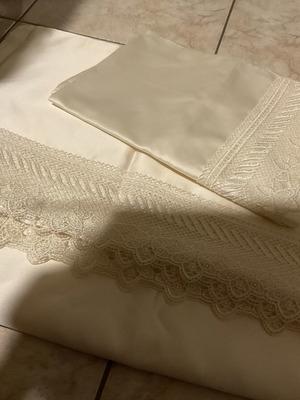 Satin luxury double bed sheets like new, elegant ecru-sugar color