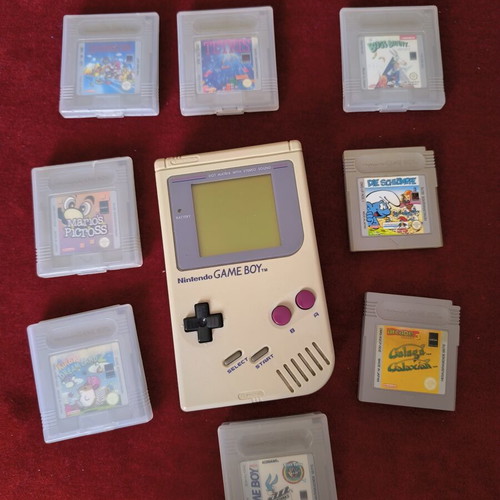 Game Boy (1989) set like new with original cartridges