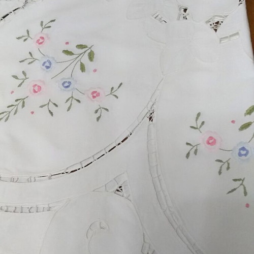 Tablecloth with 3 squares like new, white with embroidery and cutwork