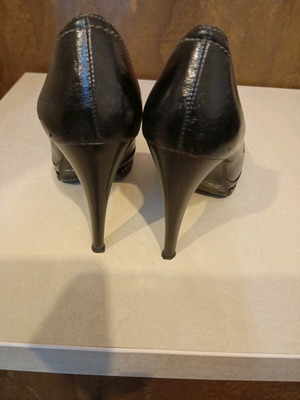 Black women's pumps used