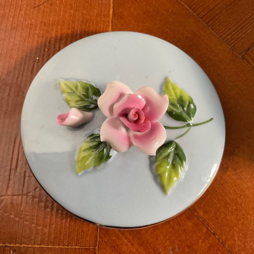 Porcelain antique jewelry box 1950s with gold trim in excellent condition