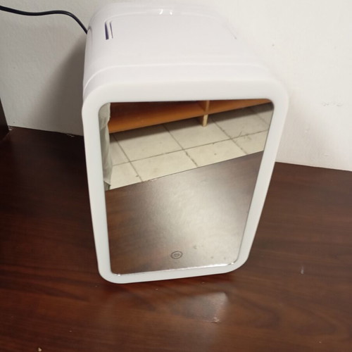 Mini Beauty Fridge 4 Liter Used, 12 Volt 220 Volt