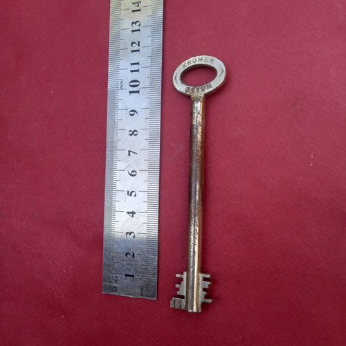 Safe deposit box key