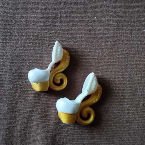Ever After High shoes for Madeleine Hatter doll used with black marks