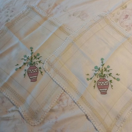 Set of 2 table linens like new