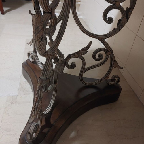 Round wooden table with metal leg, vintage style