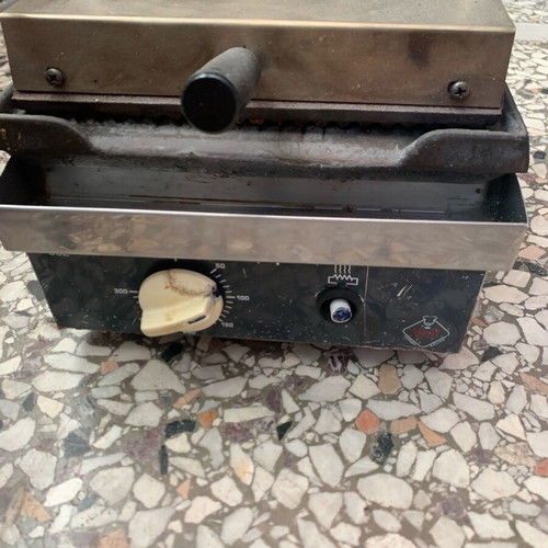 Cast iron professional sandwich maker used for catering