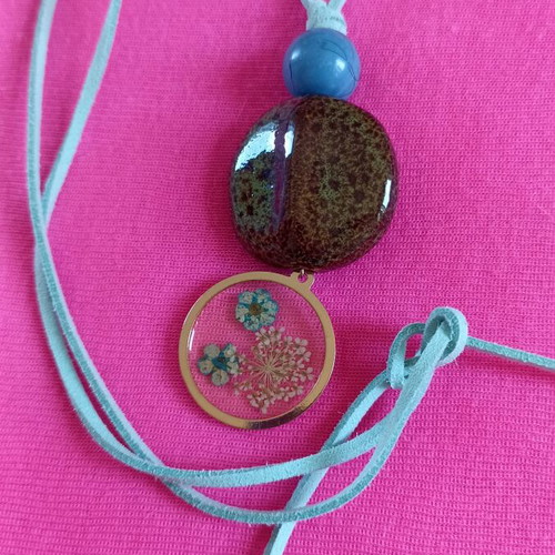 Pendant with natural stone and resin flowers like new