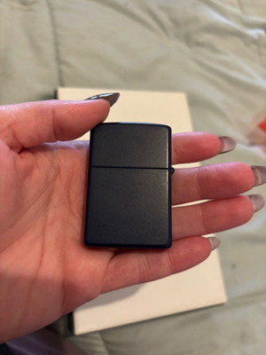 Zippo lighter like new in a very nice color