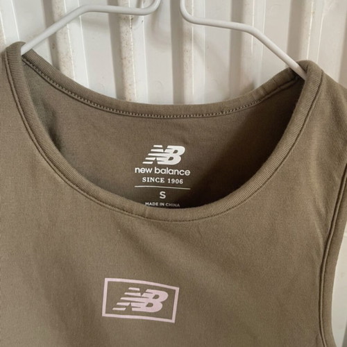 New Balance woman’s crop top like new, green, size S