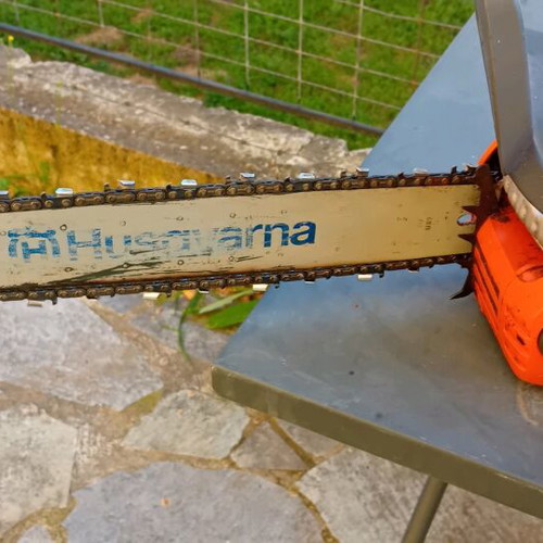Husqvarna 440 chainsaw like new with new chain