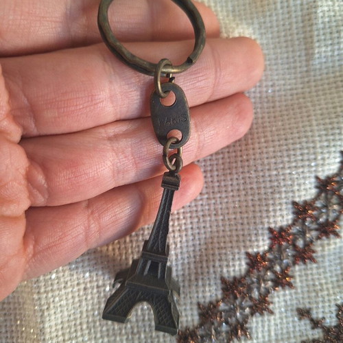 Eiffel Tower keychain like new, metal bronze souvenir