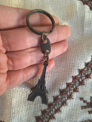 Eiffel Tower keychain like new, metal bronze souvenir