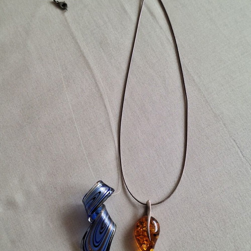 Set of 2 necklaces like new Amber Style and artistic glass