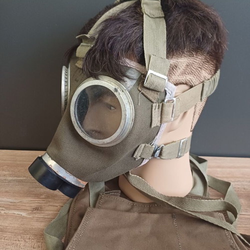 Hungarian Army M75 Gas Mask like new with case without filter