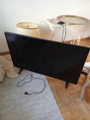 Телевизор Turbo-X 43" като нов, с поставка и дистанционно